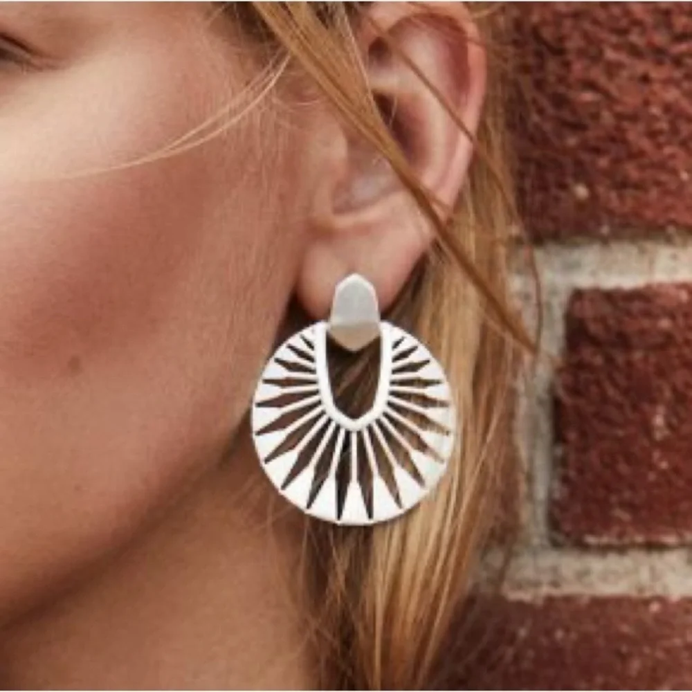 🔥🔥🔥ONE ITEM DEAL OF THE DAY KENDRA SCOTT Authentic Earrings Reduced Buy Now